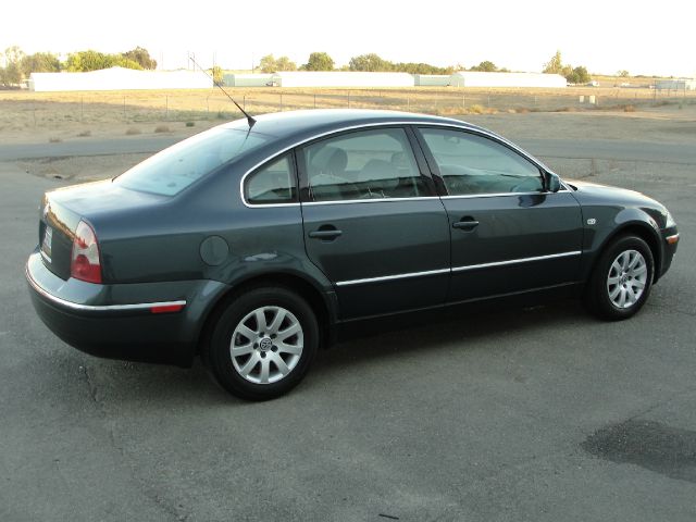 2003 Volkswagen Passat FWD 4dr Sport