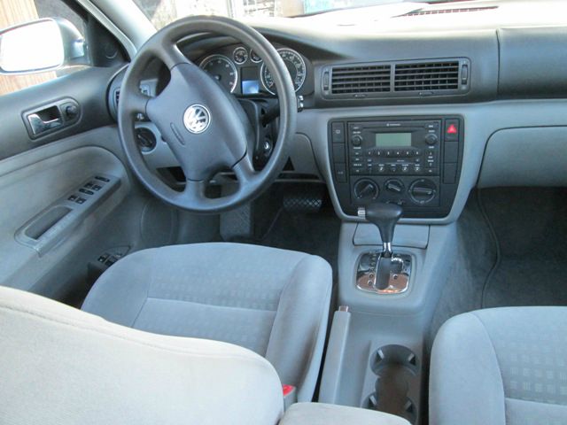 2003 Volkswagen Passat FWD 4dr Sport