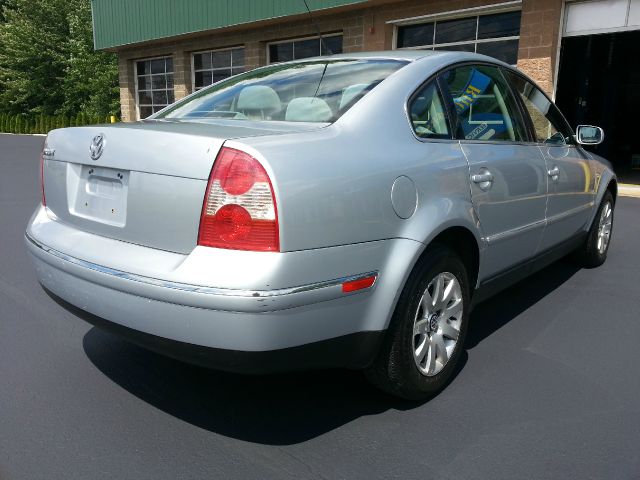 2003 Volkswagen Passat FWD 4dr Sport