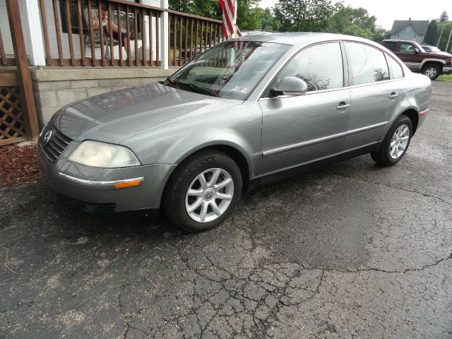 2004 Volkswagen Passat FWD 4dr Sport