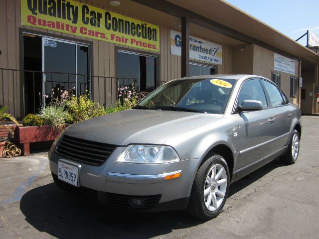 2004 Volkswagen Passat FWD 4dr Sport
