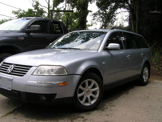 2004 Volkswagen Passat FWD 4dr Sport