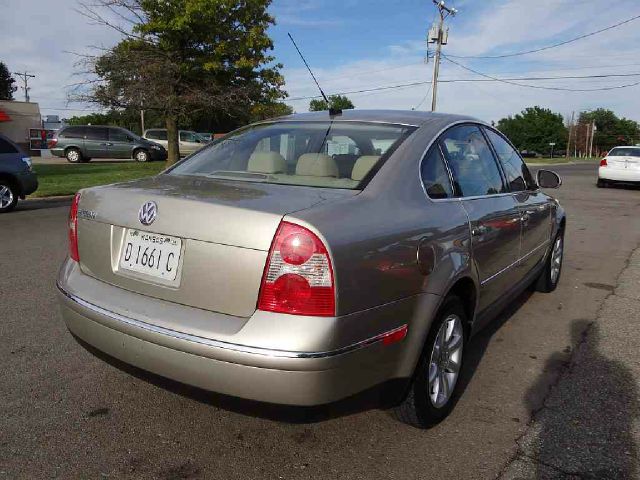 2004 Volkswagen Passat FWD 4dr Sport