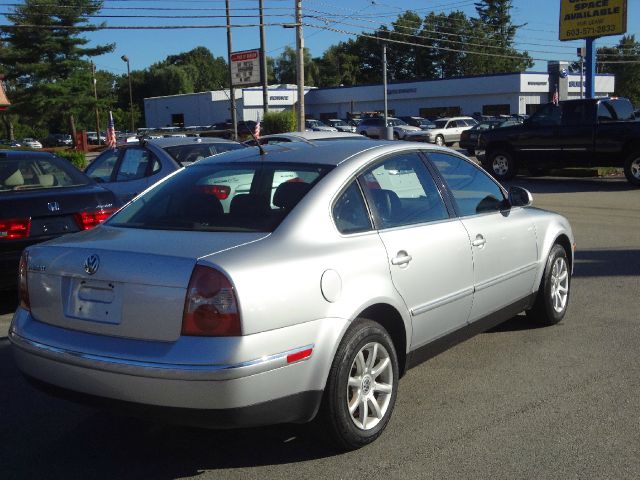 2004 Volkswagen Passat FWD 4dr Sport