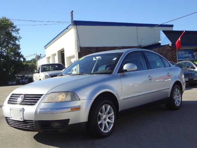 2004 Volkswagen Passat FWD 4dr Sport