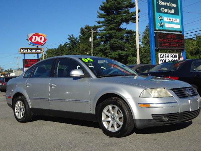2004 Volkswagen Passat FWD 4dr Sport