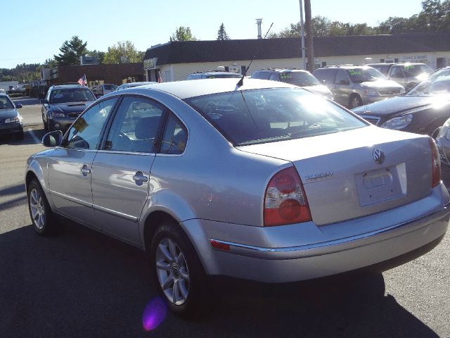 2004 Volkswagen Passat FWD 4dr Sport