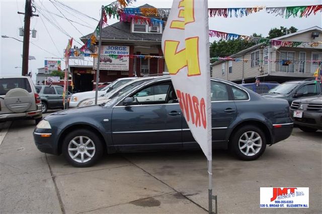 2004 Volkswagen Passat FWD 4dr Sport