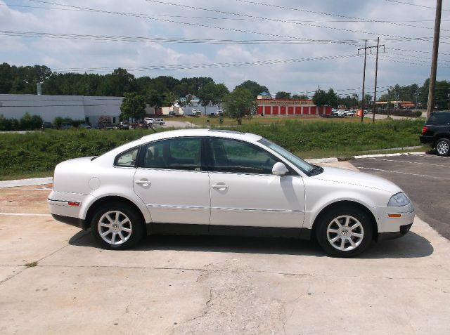 2004 Volkswagen Passat FWD 4dr Sport