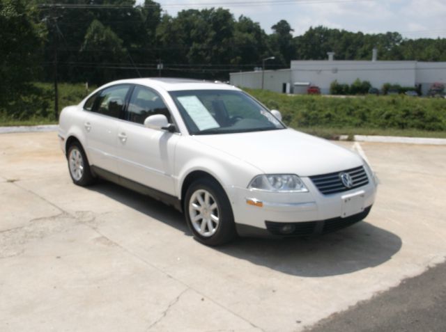 2004 Volkswagen Passat FWD 4dr Sport