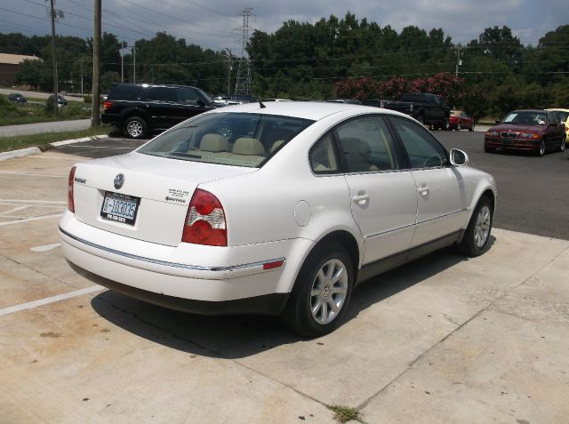 2004 Volkswagen Passat FWD 4dr Sport