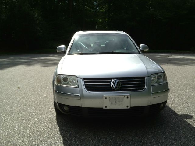 2004 Volkswagen Passat FWD 4dr Sport