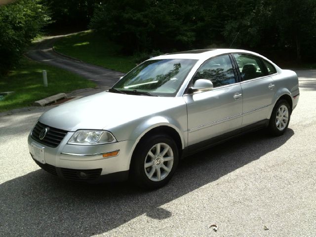 2004 Volkswagen Passat FWD 4dr Sport