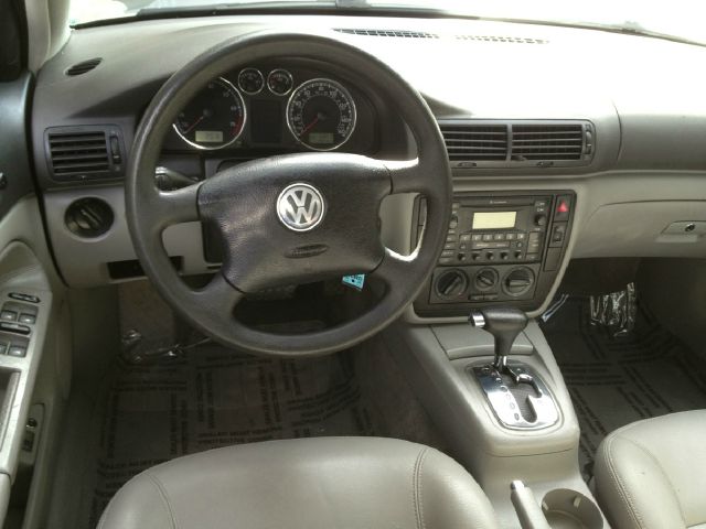 2004 Volkswagen Passat FWD 4dr Sport