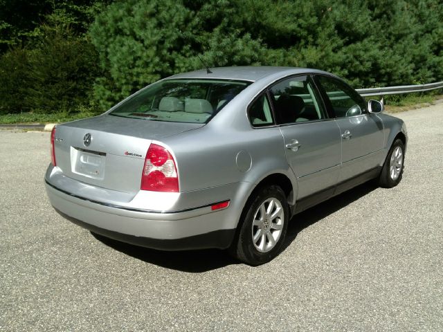 2004 Volkswagen Passat FWD 4dr Sport