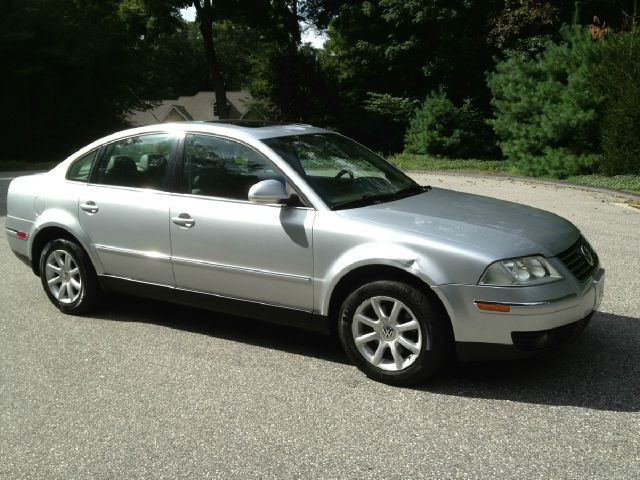 2004 Volkswagen Passat FWD 4dr Sport