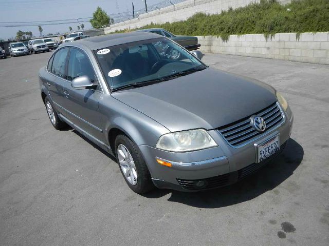 2004 Volkswagen Passat FWD 4dr Sport