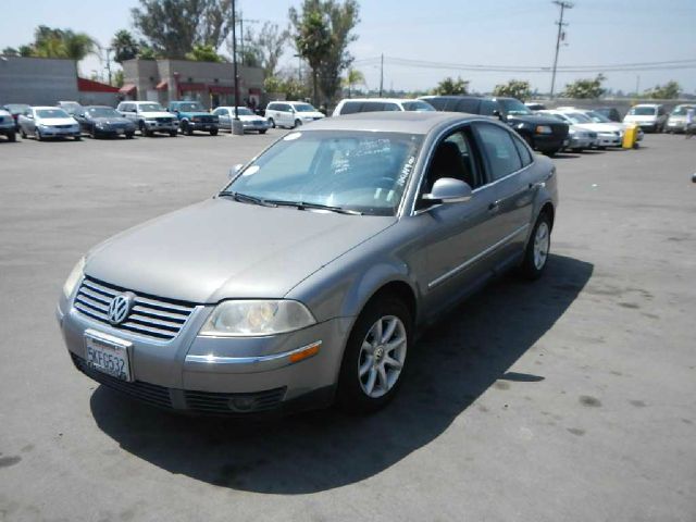 2004 Volkswagen Passat FWD 4dr Sport
