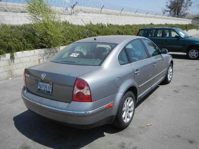2004 Volkswagen Passat FWD 4dr Sport