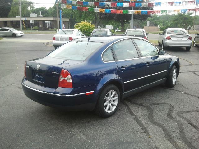 2004 Volkswagen Passat FWD 4dr Sport