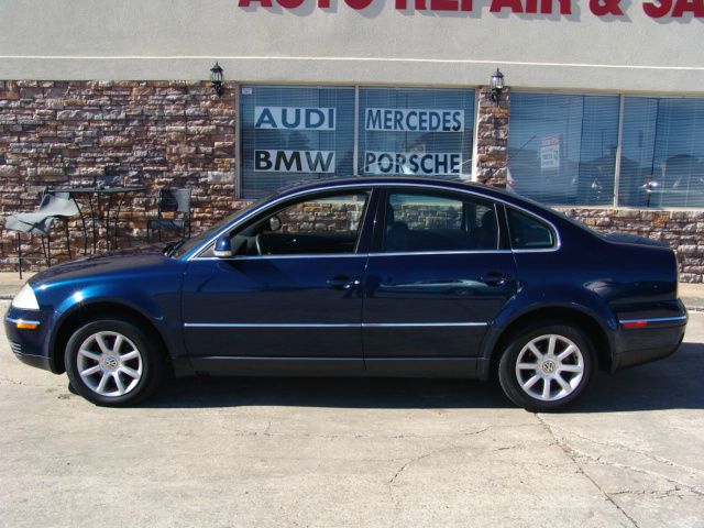 2004 Volkswagen Passat FWD 4dr Sport