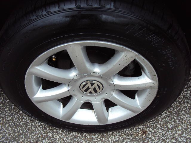 2004 Volkswagen Passat FWD 4dr Sport