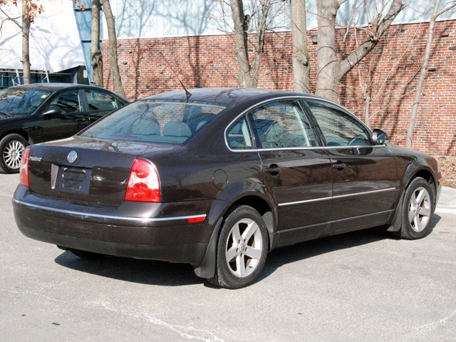 2004 Volkswagen Passat FWD 4dr Sport