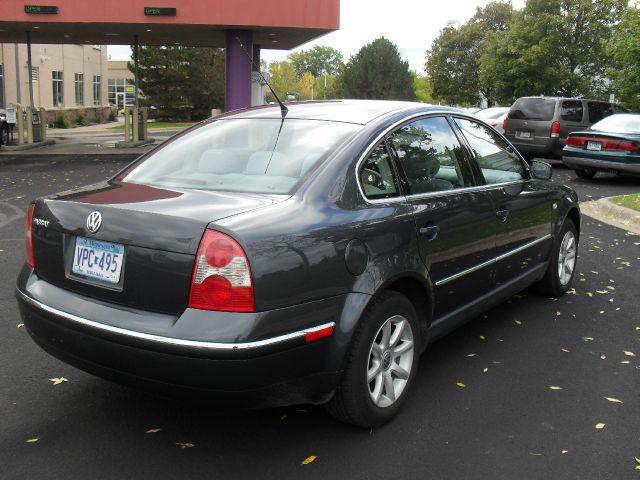 2004 Volkswagen Passat FWD 4dr Sport
