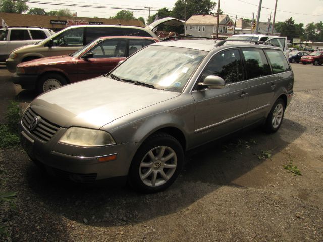 2004 Volkswagen Passat FWD 4dr Sport