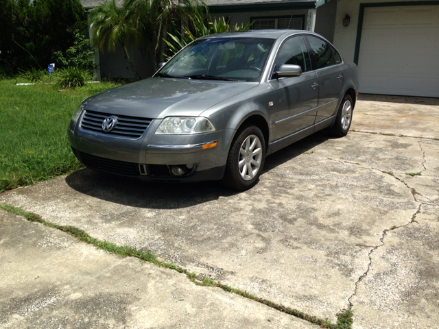 2004 Volkswagen Passat FWD 4dr Sport