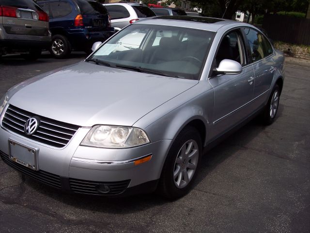 2004 Volkswagen Passat FWD 4dr Sport