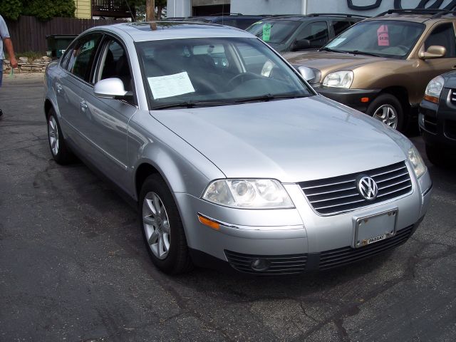 2004 Volkswagen Passat FWD 4dr Sport