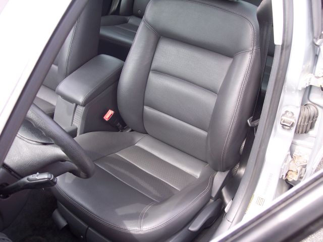 2004 Volkswagen Passat FWD 4dr Sport