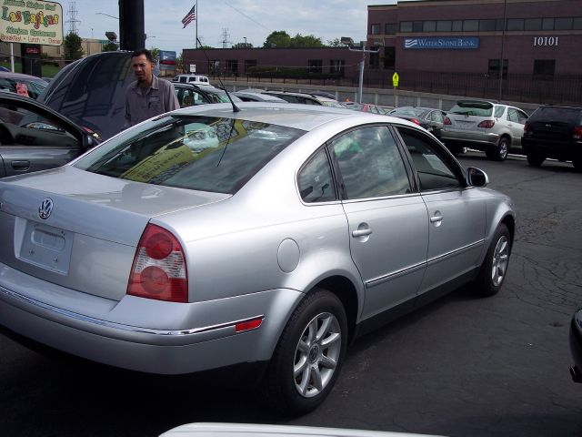 2004 Volkswagen Passat FWD 4dr Sport