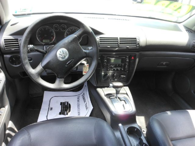 2004 Volkswagen Passat FWD 4dr Sport