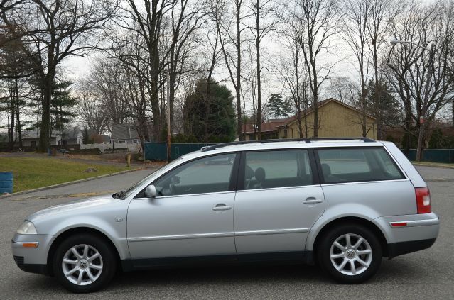 2004 Volkswagen Passat FWD 4dr Sport