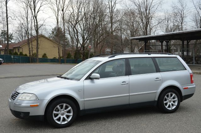 2004 Volkswagen Passat FWD 4dr Sport