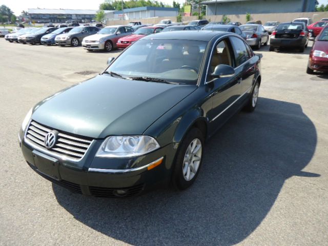 2004 Volkswagen Passat FWD 4dr Sport