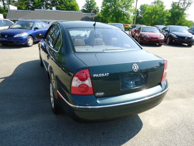 2004 Volkswagen Passat FWD 4dr Sport