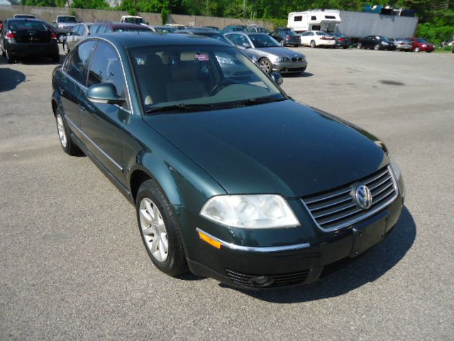 2004 Volkswagen Passat FWD 4dr Sport