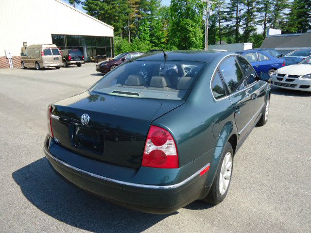 2004 Volkswagen Passat FWD 4dr Sport