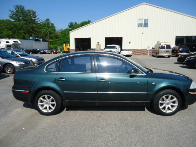 2004 Volkswagen Passat FWD 4dr Sport