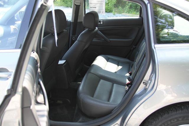 2004 Volkswagen Passat FWD 4dr Sport