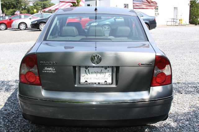 2004 Volkswagen Passat FWD 4dr Sport