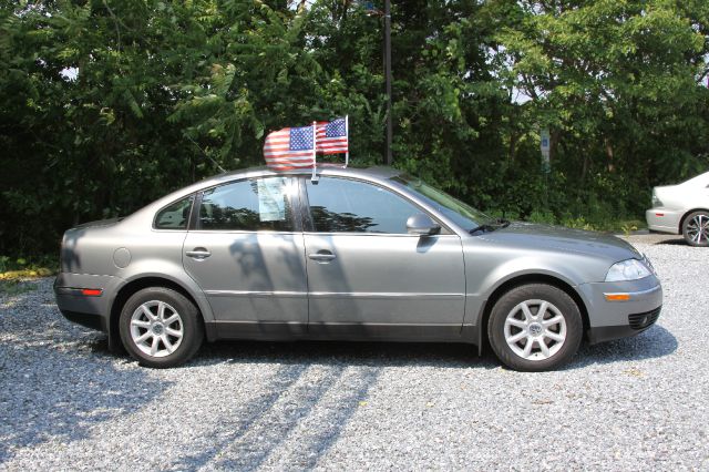 2004 Volkswagen Passat FWD 4dr Sport