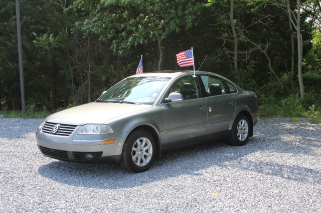 2004 Volkswagen Passat FWD 4dr Sport