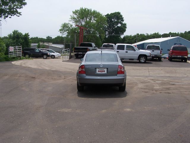 2004 Volkswagen Passat S Sedan