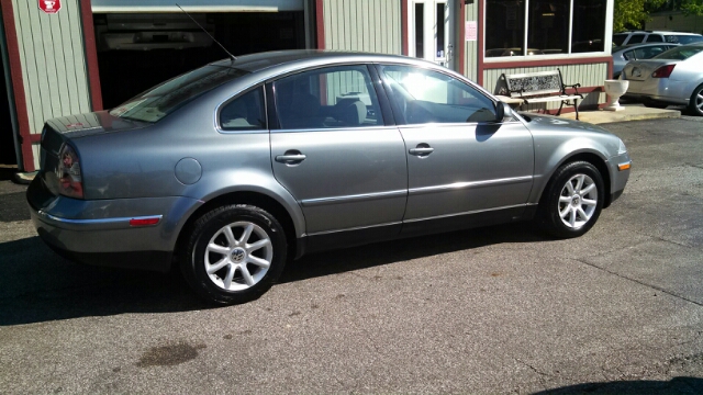 2004 Volkswagen Passat FWD 4dr Sport