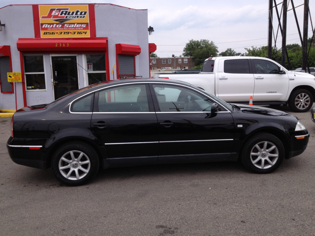2004 Volkswagen Passat FWD 4dr Sport