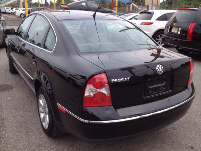 2004 Volkswagen Passat FWD 4dr Sport